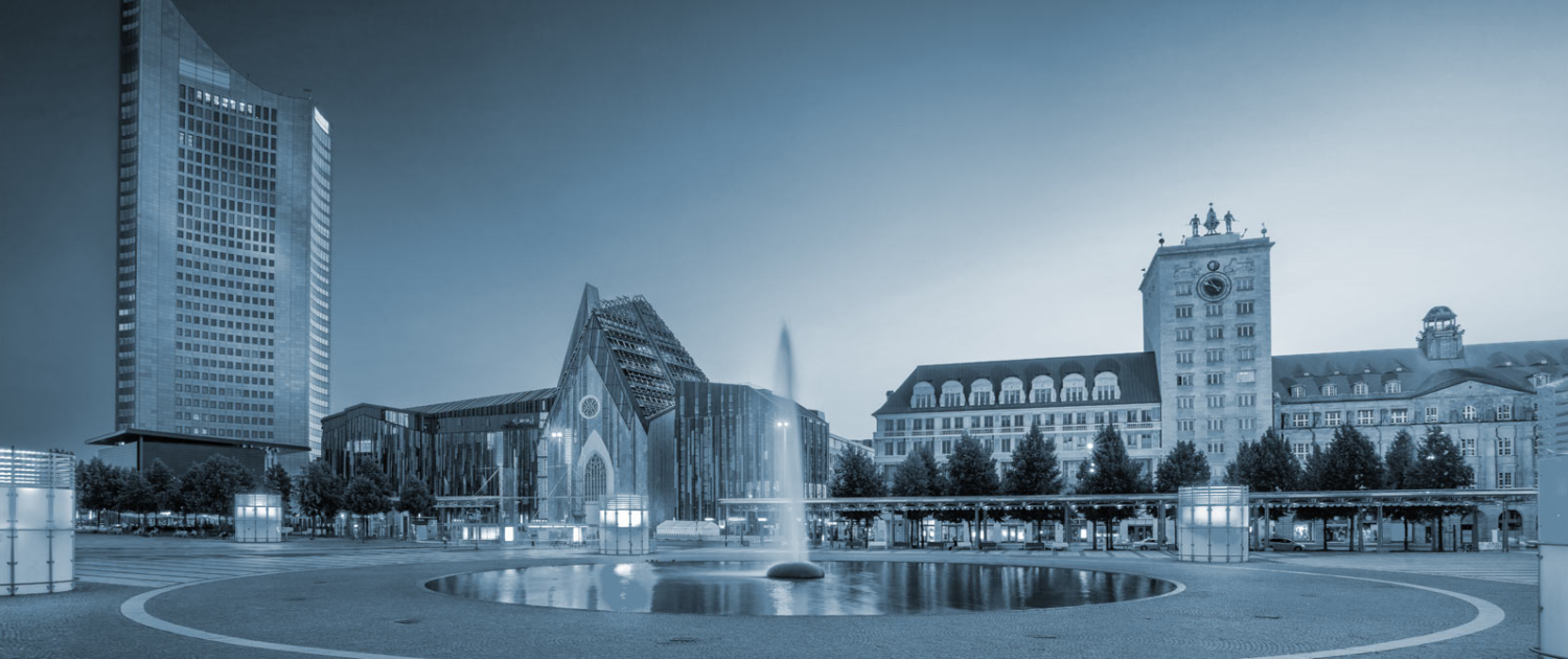 Foto Leipzig, Augustusplatz, City-Hochhaus, Wasserspiegelung in Wasserbassin